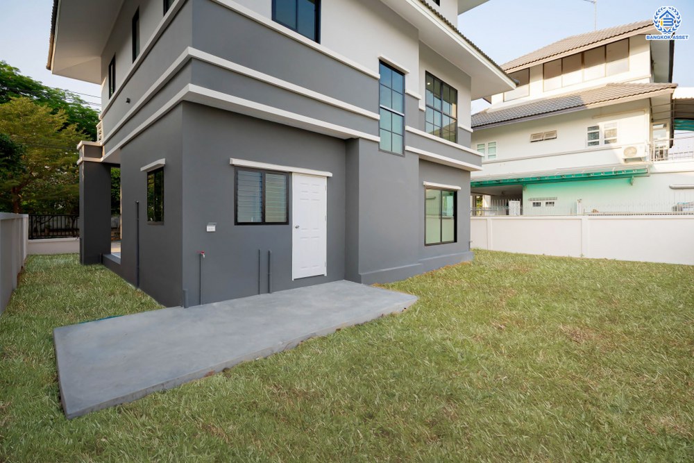 บ้านมือสองตกแต่งใหม่ โครงการ ดิเอมเมอรัลด์การ์เด้น ทวีวัฒนา เนื้อที่ 80 ตร.ว. ฟังก์ชัน 4 ห้องนอน 3 ห้องน้ำ จอดรถได้ 2 คัน บนทำเลศักยภาพเชื่อมต่อหลายเส้นทาง ทั้ง ถนนทวีวัฒนา, ถนนพุทธมณฑลสาย4, ถนนบรมราชชนนี ใกล้เซ็นทรัลปิ่นเกล้า และมหาวิทยาลัยมหิดล